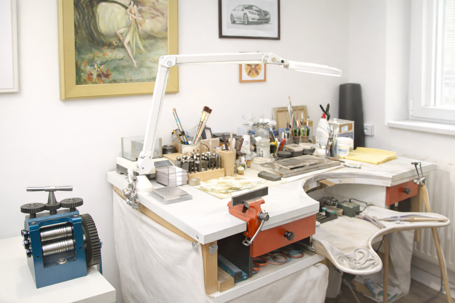 Zlatnícky stôl v zlatníckej dielni – remeselná výroba šperkov